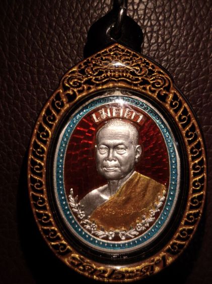 เหรียญเมตตา พระมหาสุรศักดิ์ วัดประดู่พระอารามหลวง เนื้อเงินลงยาสีแดง เลี่ยมพร้อมเส้นเกศา รอยจาร  พร้อมกล่อง