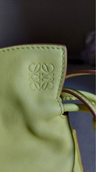กระเป๋าสะพายใบเล็ก Loewe สีเขียวมะนาว รูปที่ 6