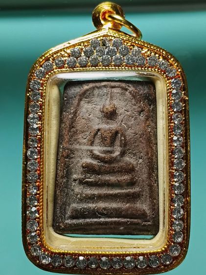 พระสมเด็จวัดระฆัง รุ่นเเรก สภาพเก่ามาก พระเก็บเก่าบ้านคุณตาแถวย่านบางกอกใหญ่ ได้เหมาพระยกหิ้งเเบ่งปันมา พระเก่าเก็บโบราณเดิมดีมาก ครับ