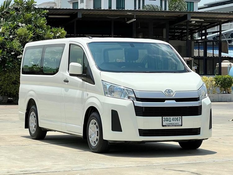 Toyota Hiace 2021 2.8 economy Van ดีเซล ไม่ติดแก๊ส เกียร์ธรรมดา ขาว รูปที่ 2