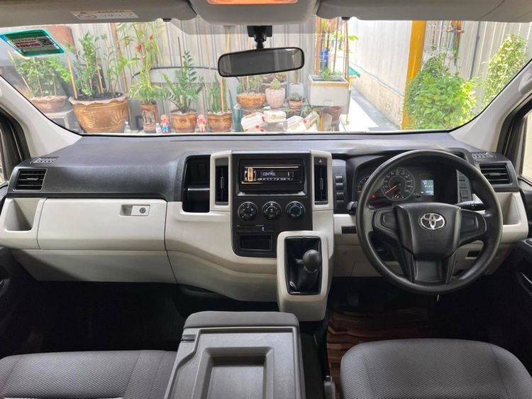 Toyota Hiace 2021 2.8 economy Van ดีเซล ไม่ติดแก๊ส เกียร์ธรรมดา ขาว รูปที่ 4