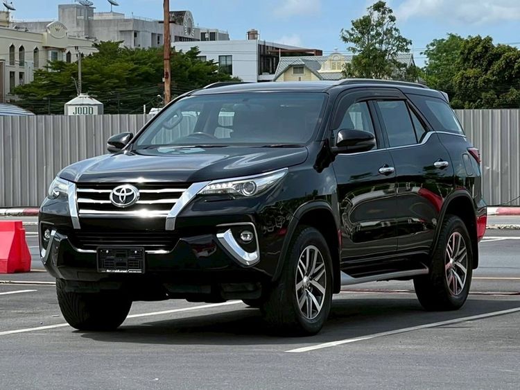 รถ Toyota Fortuner 2.4 V สี ดำ