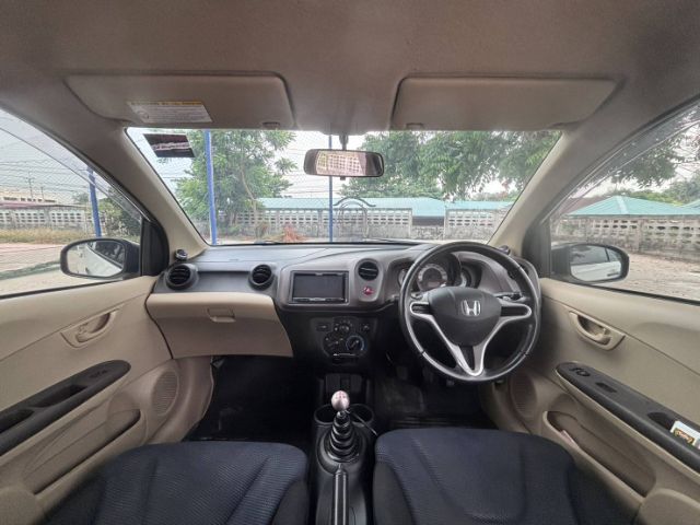 Honda Brio 2012 1.2 V เบนซิน LPG เกียร์ธรรมดา ขาว รูปที่ 3