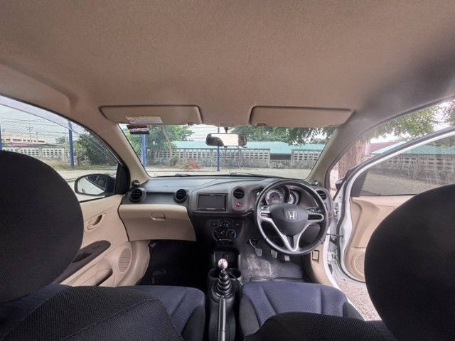 Honda Brio 2012 1.2 V เบนซิน LPG เกียร์ธรรมดา ขาว รูปที่ 4