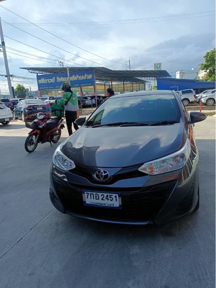 Toyota Yaris 2018 1.2 E Sedan เบนซิน ไม่ติดแก๊ส เกียร์อัตโนมัติ เทา รูปที่ 3