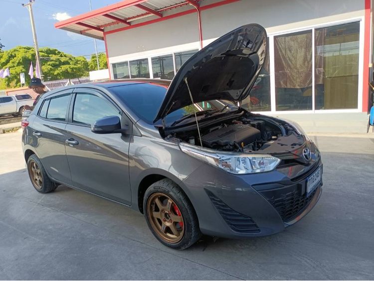 รถ Toyota Yaris 1.2 E สี เทา