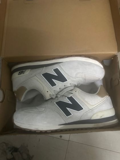 เนื้อ UK 9 | EU 43 1/3 | US 9.5 new balance รุ่น 574 ไซส์ 43 