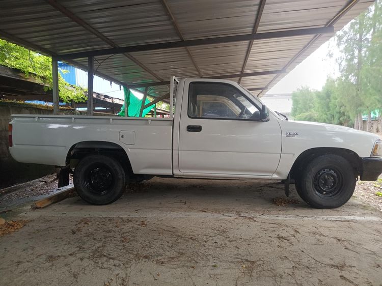 รถ Toyota Hilux Mighty-X 2.4 สี ขาว
