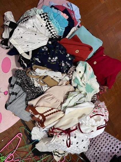 ตามหาแม่ค้ารับไปขายต่อเสื้อผ้ามีทั้งมือ1และมือ2เสื้อและชุดเดรส