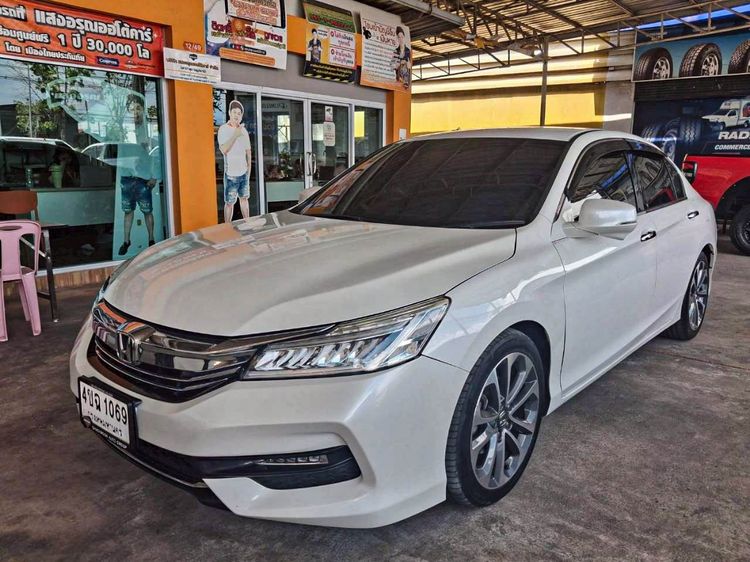 รถ Honda Accord 2.0 EL สี ขาว