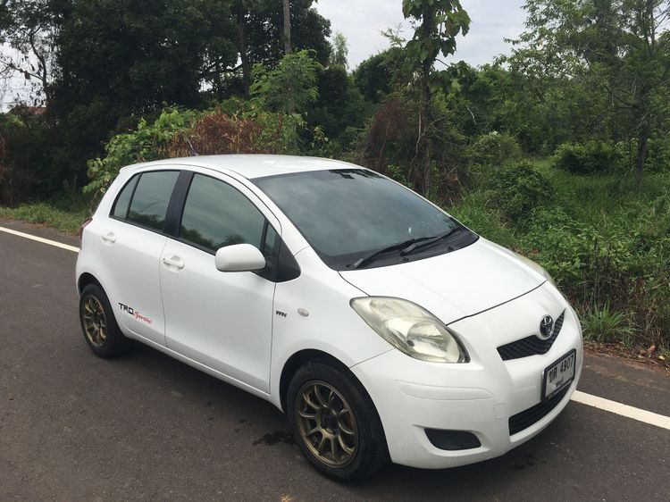 รถ Toyota Yaris 1.5 J สี ขาว