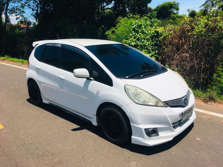 รถ Honda Jazz 1.5 V สี ขาว