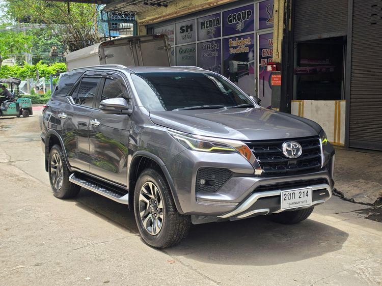 รถ Toyota Fortuner 2.4 G สี เทา