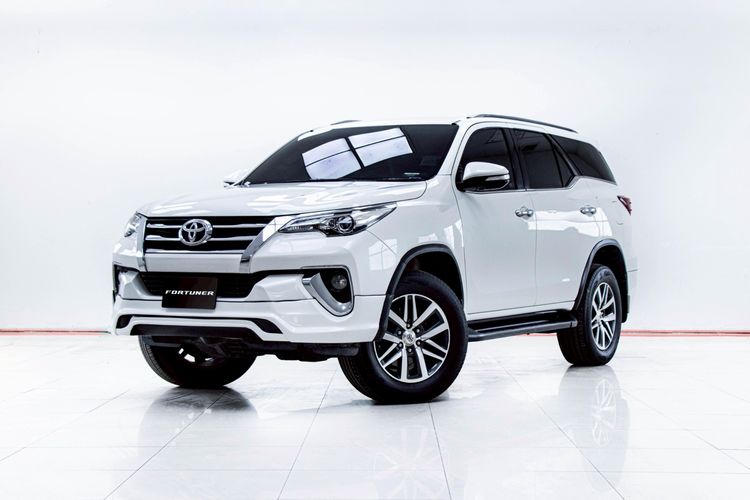Toyota Fortuner 2017 2.4 V Utility-car ดีเซล ไม่ติดแก๊ส เกียร์อัตโนมัติ ขาว