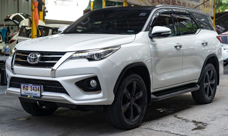 Toyota Fortuner 2018 2.8 V TRD Sportivo Black Top 4WD Utility-car ดีเซล ไม่ติดแก๊ส เกียร์อัตโนมัติ ขาว รูปที่ 2