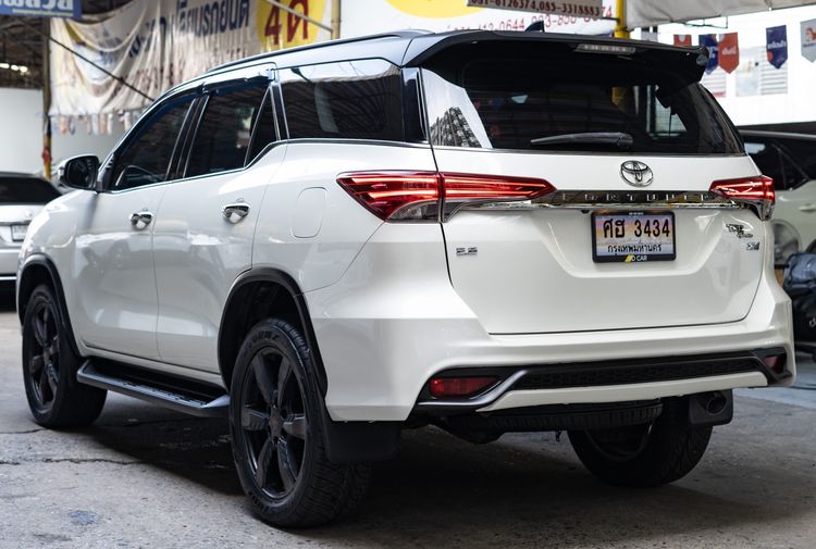 Toyota Fortuner 2018 2.8 V TRD Sportivo Black Top 4WD Utility-car ดีเซล ไม่ติดแก๊ส เกียร์อัตโนมัติ ขาว รูปที่ 3
