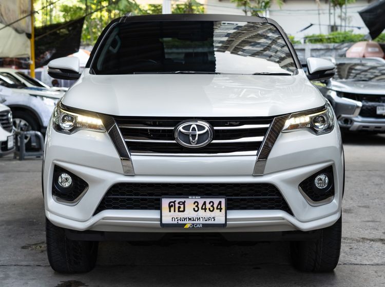 Toyota Fortuner 2018 2.8 V TRD Sportivo Black Top 4WD Utility-car ดีเซล ไม่ติดแก๊ส เกียร์อัตโนมัติ ขาว
