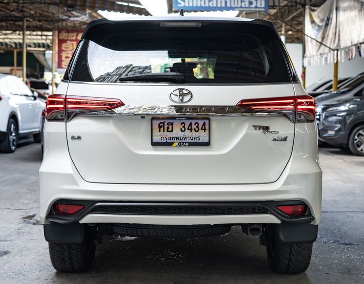 Toyota Fortuner 2018 2.8 V TRD Sportivo Black Top 4WD Utility-car ดีเซล ไม่ติดแก๊ส เกียร์อัตโนมัติ ขาว รูปที่ 4