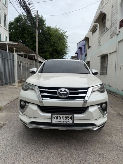 รถ Toyota Fortuner 2.4 Leader V สี ขาว