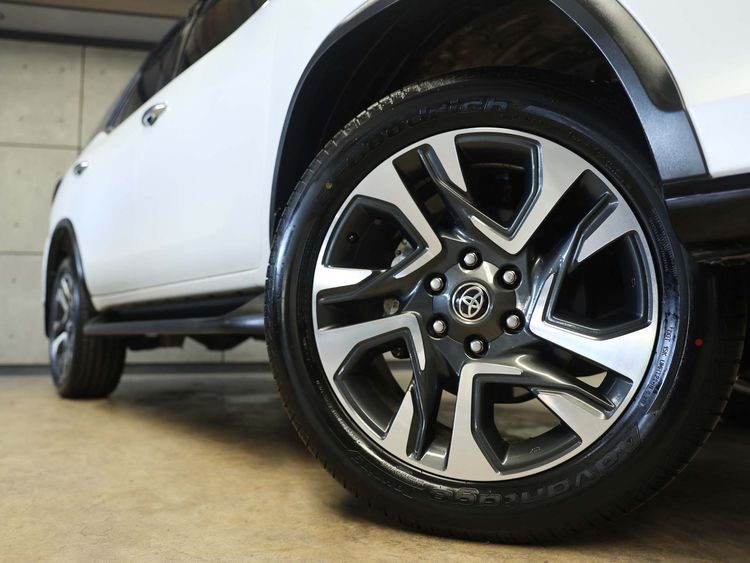 Toyota Fortuner 2023 2.4 Legender Black Top Utility-car ดีเซล ไม่ติดแก๊ส เกียร์อัตโนมัติ ขาว รูปที่ 4