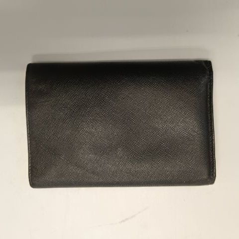กระเป๋าสตางค์ PRADA  (Trifold Wallet) ที่ทำจากหนัง Saffiano สีดำ รูปที่ 2