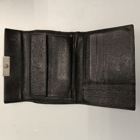 กระเป๋าสตางค์ PRADA  (Trifold Wallet) ที่ทำจากหนัง Saffiano สีดำ รูปที่ 3