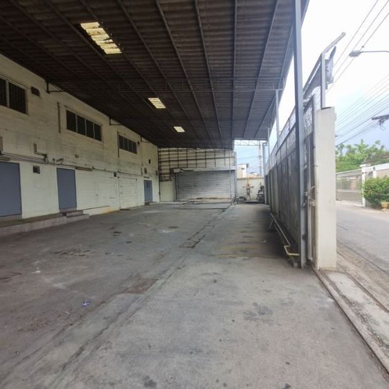 โรงงาน2ชั้น ให้เช่า พื้นที่ใช้สอย2150ตรม. จอดรถบรรทุก6ล้อได้ เช่าถูกเดือนละแสน ตกแต่งเอง สนใจทักแชต line paolin1