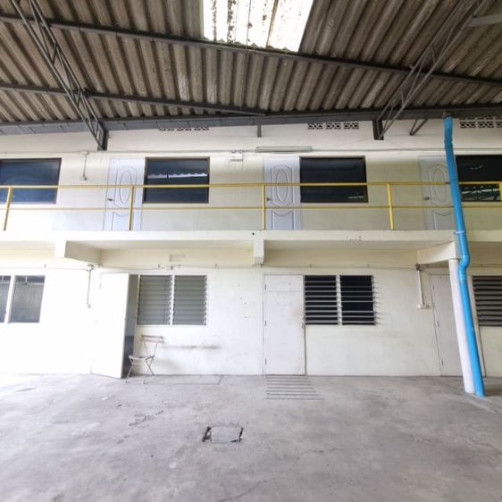 โรงงาน2ชั้น ให้เช่า พื้นที่ใช้สอย2150ตรม. จอดรถบรรทุก6ล้อได้ เช่าถูกเดือนละแสน ตกแต่งเอง สนใจทักแชต line paolin1 รูปที่ 2