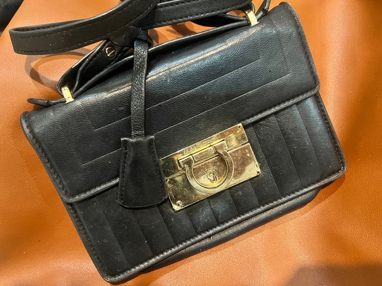 กระเป๋าสะพาย Ferragamo 