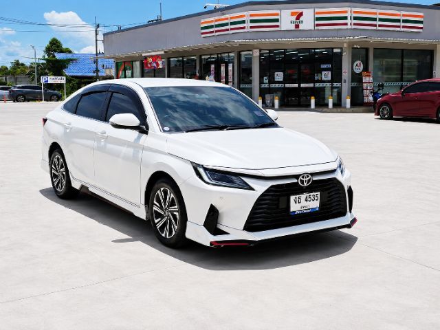 Toyota Yaris ATIV 2023 1.2 Sport Premium Sedan เบนซิน ไม่ติดแก๊ส เกียร์อัตโนมัติ ขาว รูปที่ 3