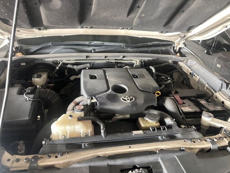 รถ Toyota Hilux Revo 2.4 J สี ขาว