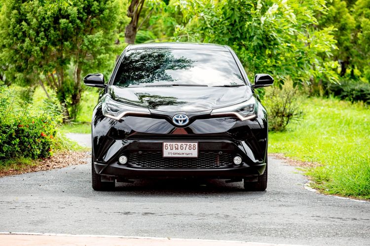 Toyota C-HR 2018 1.8 HV Hi Sedan ไฮบริด เกียร์อัตโนมัติ ดำ รูปที่ 2