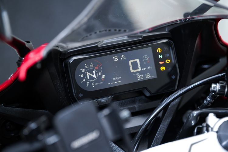 HONDA CBR 650R สีแดง ปี2023 วิ่งน้อย 3,200km ไมล์แท้ มือเดียว ท่อ BURNOUT รถสวยมากไม่มีชนไม่มีล้ม รูปที่ 4