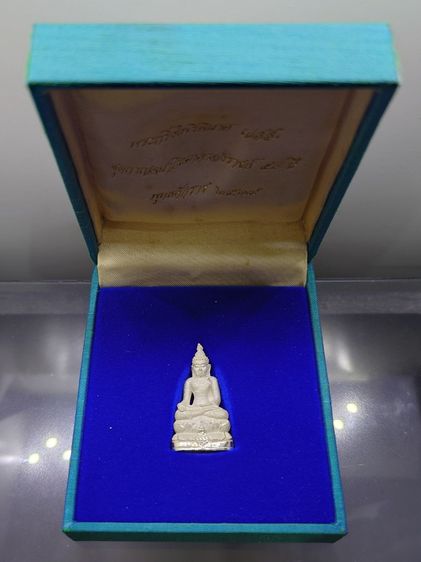 พระกริ่งไพรีพินาศ ญสส กาญจนาภิเษกครองราช ๕๐ ปี เนื้อเงินขัดเงาพ่นทราย พิมพ์ใหญ่ วัดบวรนิเวศวิหาร พ.ศ.2538 พร้อมกล่องเดิม รูปที่ 7