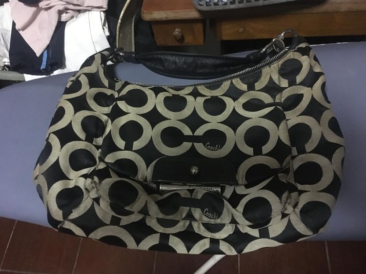 ผ้า ไม่ระบุ ดำ Used Coach lady shoulder bag.