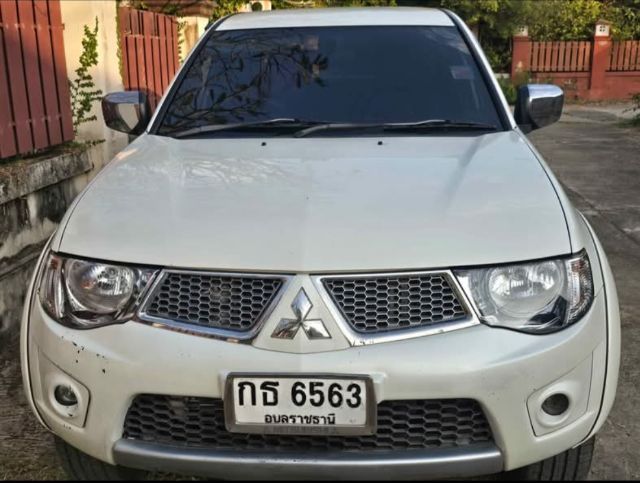 Mitsubishi Triton 2012 2.4 GLS Plus Pickup ดีเซล ไม่ติดแก๊ส เกียร์ธรรมดา ขาว รูปที่ 2
