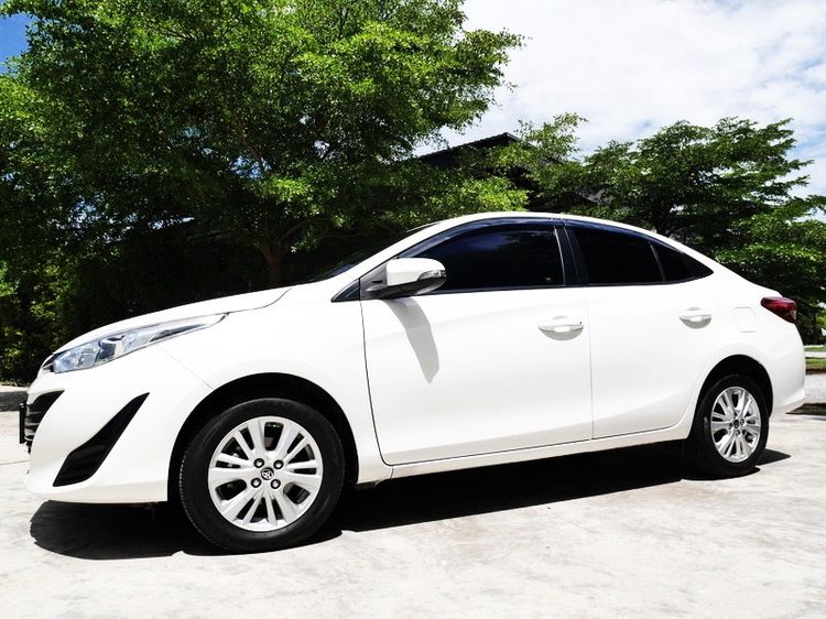 รถ Toyota Yaris ATIV 1.2 E สี ขาว