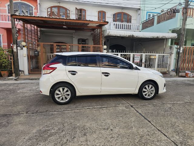 รถ Toyota Yaris 1.2 G สี ขาว
