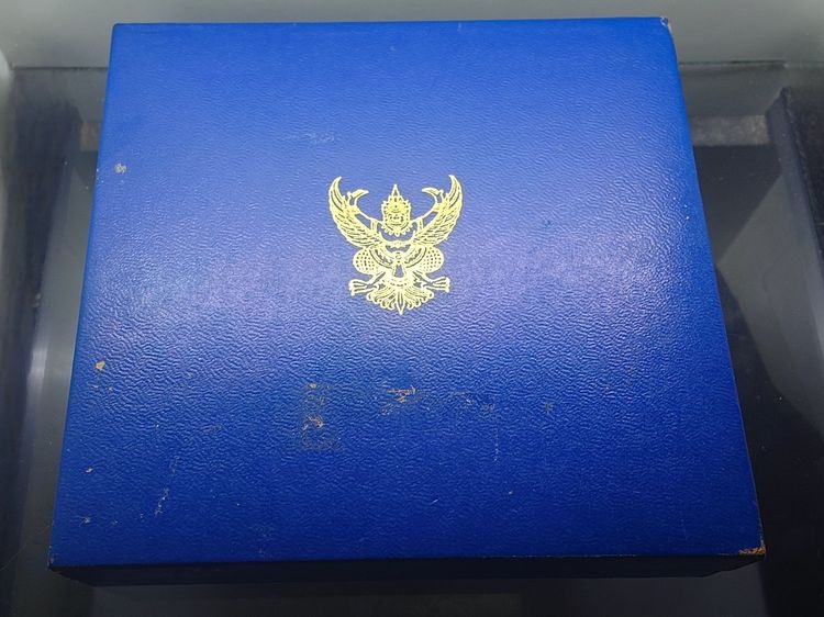 เหรียญที่ระลึกประดับแพรแถบ เนื้อเงิน สมเด็จย่า 84 พรรษา พ.ศ.2527 แบบหญิง รูปที่ 7