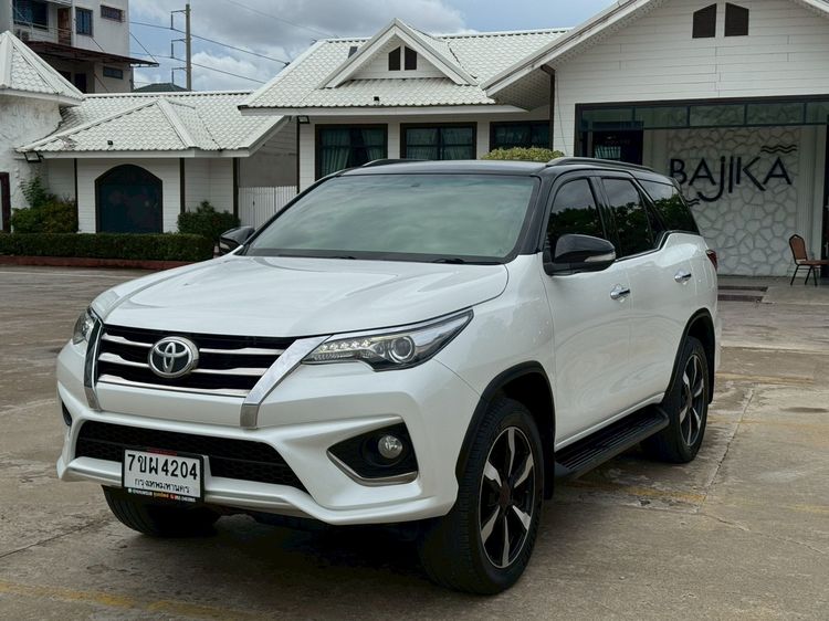 รถ Toyota Fortuner 2.8 TRD Sportivo 4WD สี ขาว