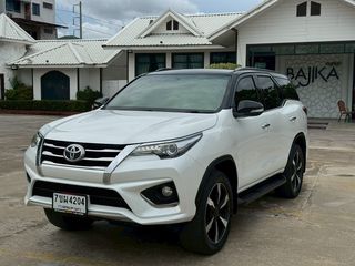 Toyota Fortuner 2.8Trd 4wd เกียร์ออโต้ ปี2016 สีขาวหลังคาดำ โตโยต้า ฟอร์จูนเนอร์ โฟวิล รถครอบครัว Suv 7ที่ันั่ง รถสวยสภาพนางฟ้า