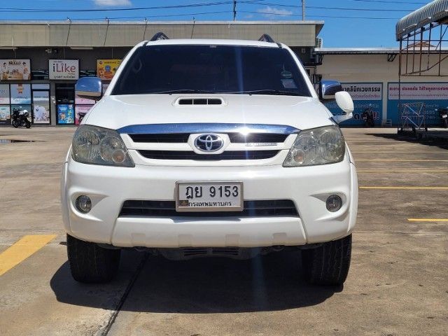 รถ Toyota Fortuner 3.0 V 4WD สี ขาว