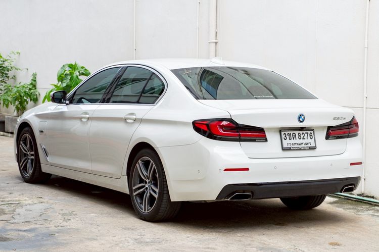 BMW Series 5 2022 530e Sedan ปลั๊กอินไฮบริด (PHEV) ไม่ติดแก๊ส เกียร์อัตโนมัติ ขาว รูปที่ 2