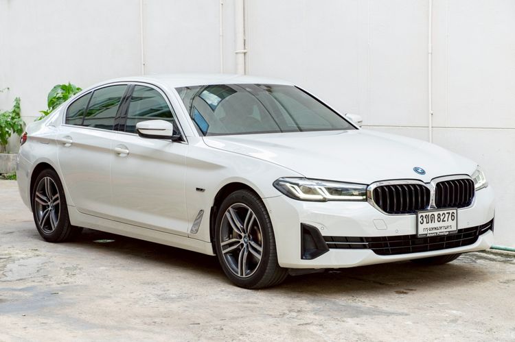 BMW Series 5 2022 530e Sedan ปลั๊กอินไฮบริด (PHEV) ไม่ติดแก๊ส เกียร์อัตโนมัติ ขาว