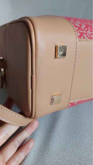กระเป๋าทรงถือ Loewe เป็นผ้าผสมหนัง รูปที่ 17