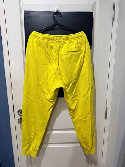 กางเกงจ็อกเกอร์สีเหลืองสดใส Nike Sportswear Club Fleece รูปที่ 2
