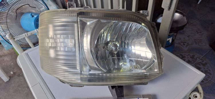 ขาย ไฟหน้า Toyota Commuter หรือ Hiace รุ่นปี 2005-2009. ข้างขวา ของแท้ มือสอง สภาพนางฟ้า
ราคา 1,500 บาท 
สุขุมวิท 101 ครับ