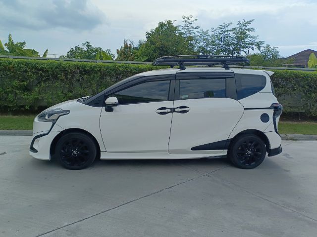 รถ Toyota Sienta 1.5 V สี ขาว