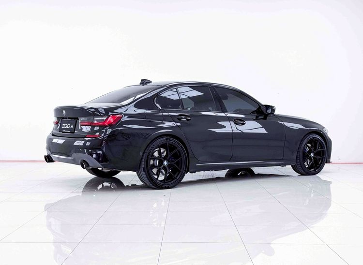 BMW Series 3 2020 330e Sedan ปลั๊กอินไฮบริด (PHEV) ไม่ติดแก๊ส เกียร์อัตโนมัติ ดำ รูปที่ 4