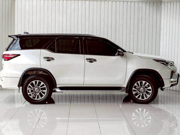 Toyota Fortuner 2022 2.4 Leader V 4WD Utility-car ดีเซล ไม่ติดแก๊ส เกียร์อัตโนมัติ ขาว รูปที่ 2